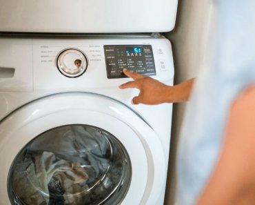 Il bucato pulito ha ancora un odore strano? Questo ingegnoso trucco risolverà il problema.