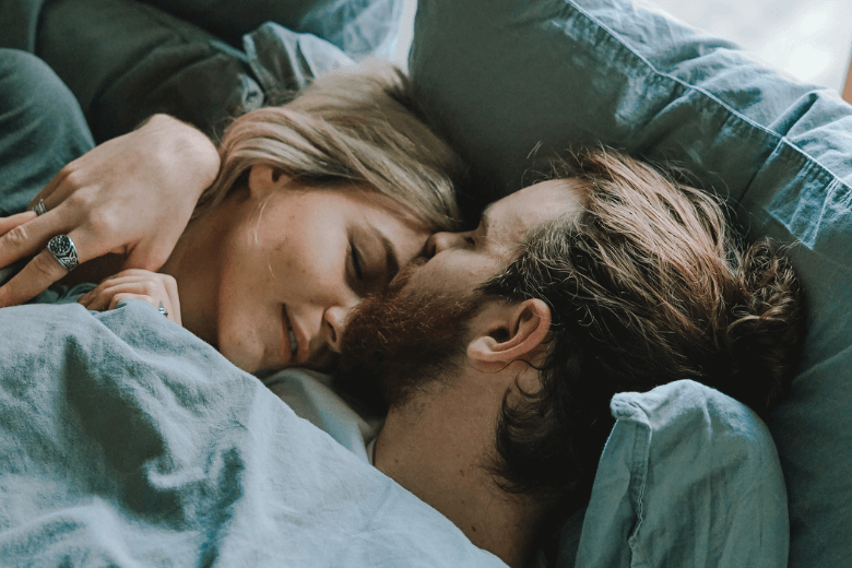 Dormire insieme è meglio per la vostra relazione?