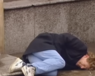Qualcuno può aiutare? Un uomo ferito crolla in una strada affollata